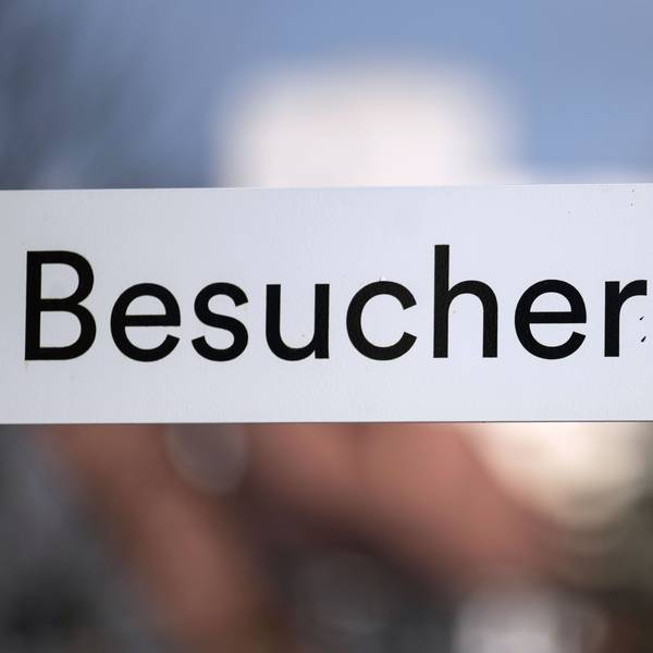 Das Wort „Besucher“ ist auf einem Schild in der Innenstadt mit dem Zusatz „:innen“ versehen.