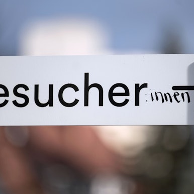Das Wort „Besucher“ ist auf einem Schild in der Innenstadt mit dem Zusatz „:innen“ versehen.