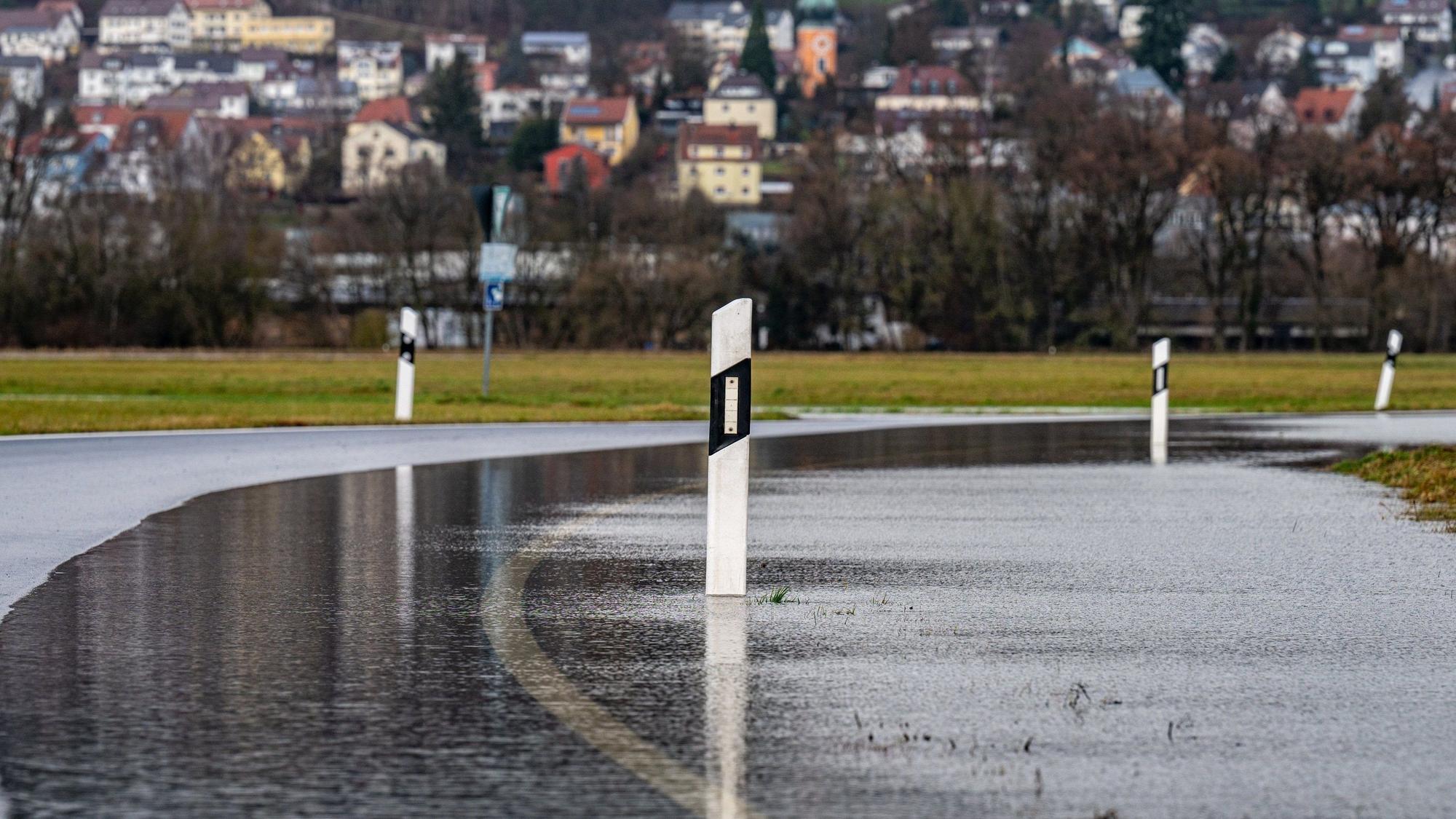 Eine Straße ist vom Hochwasser des Flusses Regen teilweise überschwemmt.
