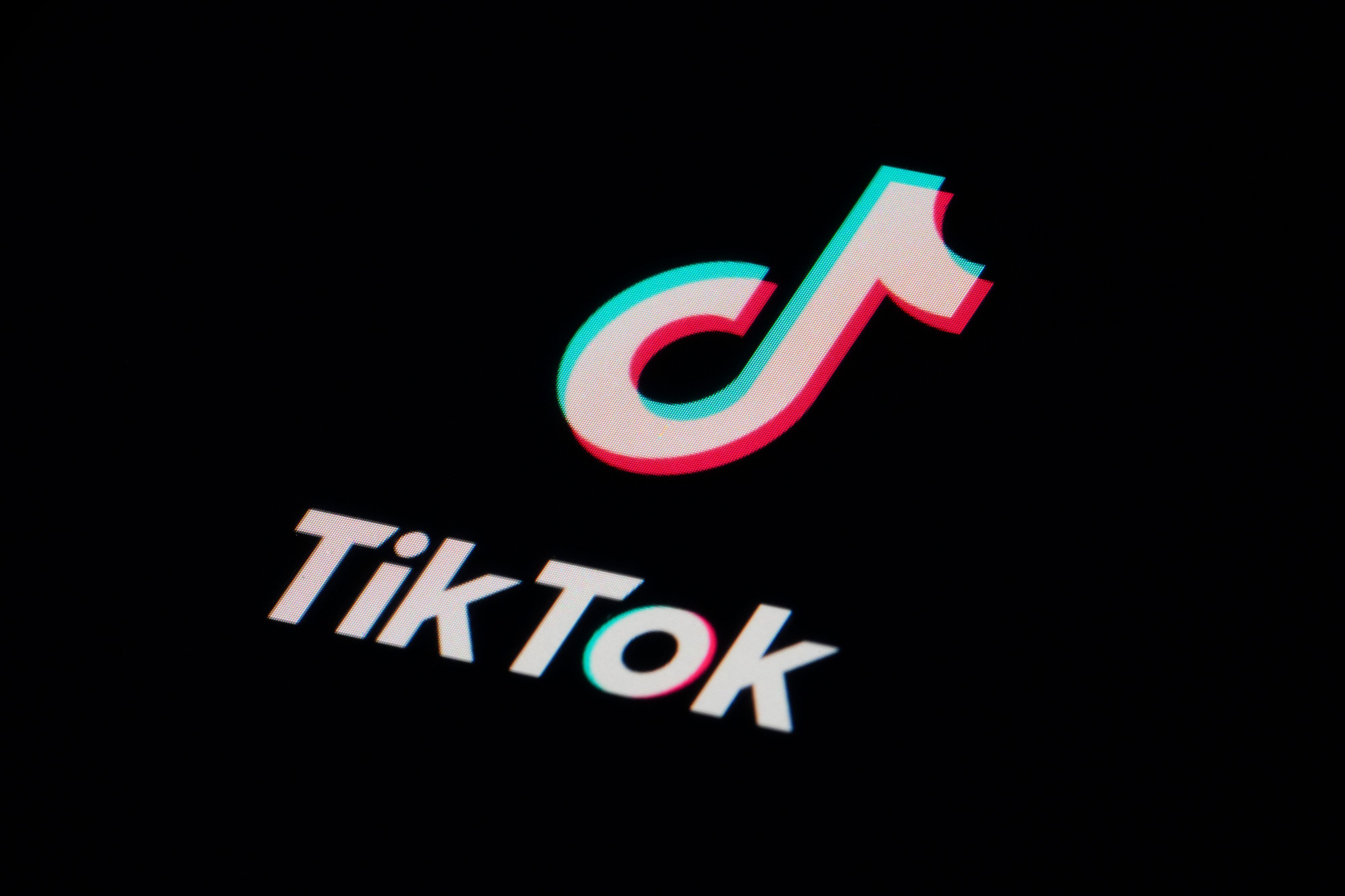 Das Emblem der App TikTok zu sehen auf einem Smartphone.