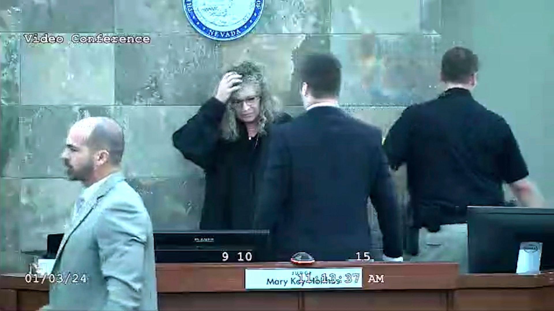 Richterin Mary Kay Holthus nach der Attacke im Gerichtssaal. Die Richterin erlitt bei dem Angriff leichte Verletzungen.