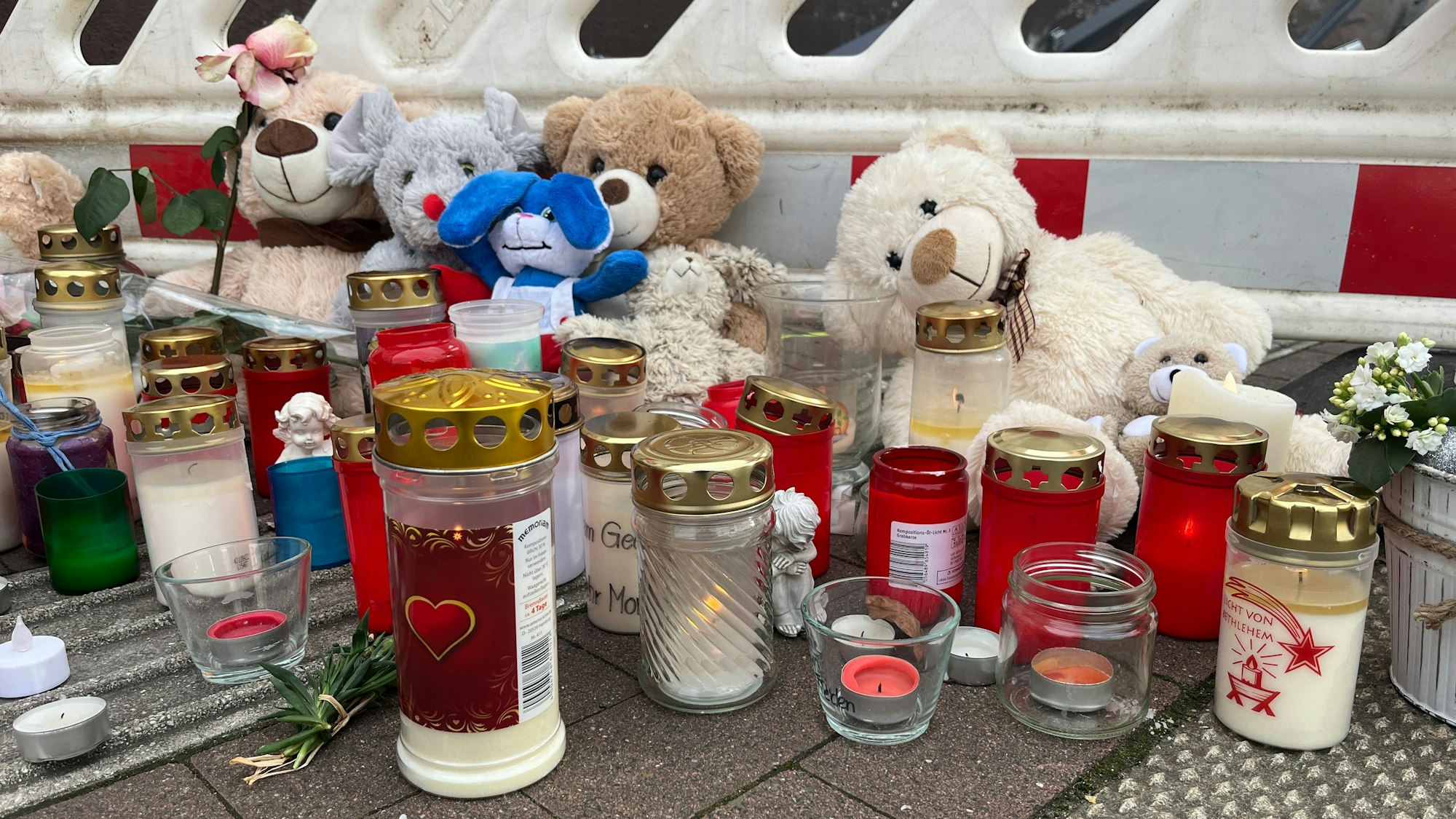 Blumen und Teddybären stehen an der Stelle, an der ein 14-Jähriger starb.