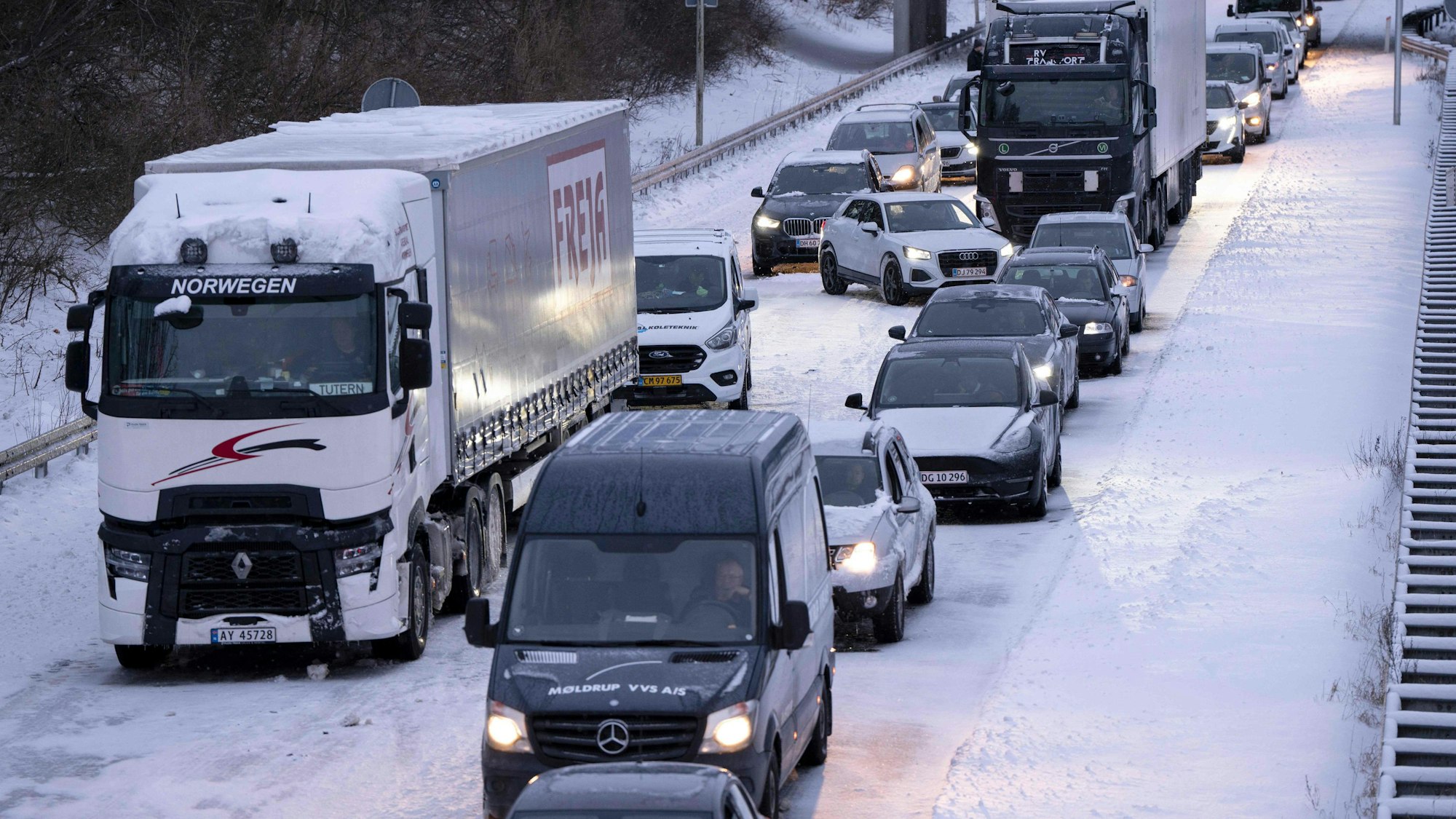Dänemark: Lkw und Pkw sind bei Randers in Ostjütland im Schnee steckengeblieben.