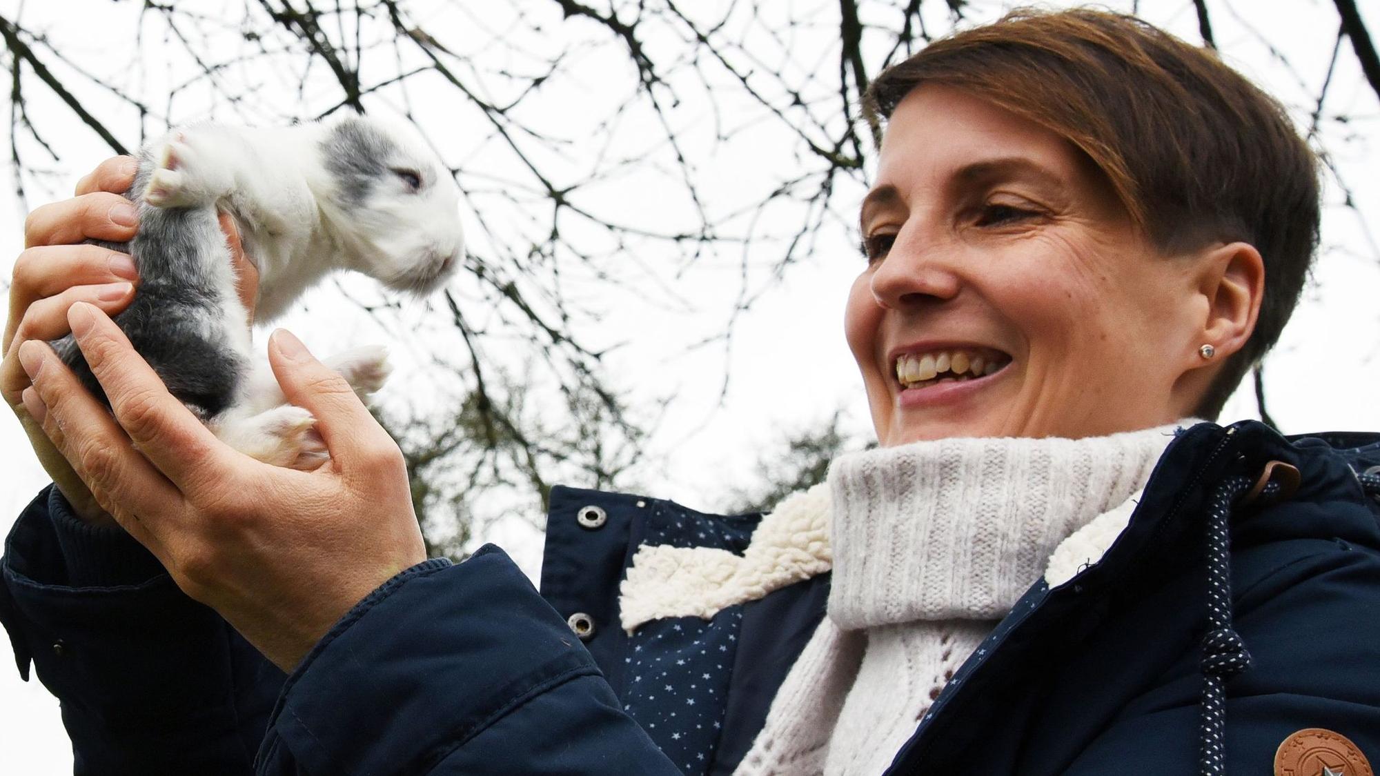 Tanja Biegale aus Waldbröl-Rossenbach unterrichtet am Kaufmännischen Berufskolleg das Fach „Glück“. Glücksmomente erlebt sie selbst auch mit dem Nachwuchs bei ihren Kaninchen.