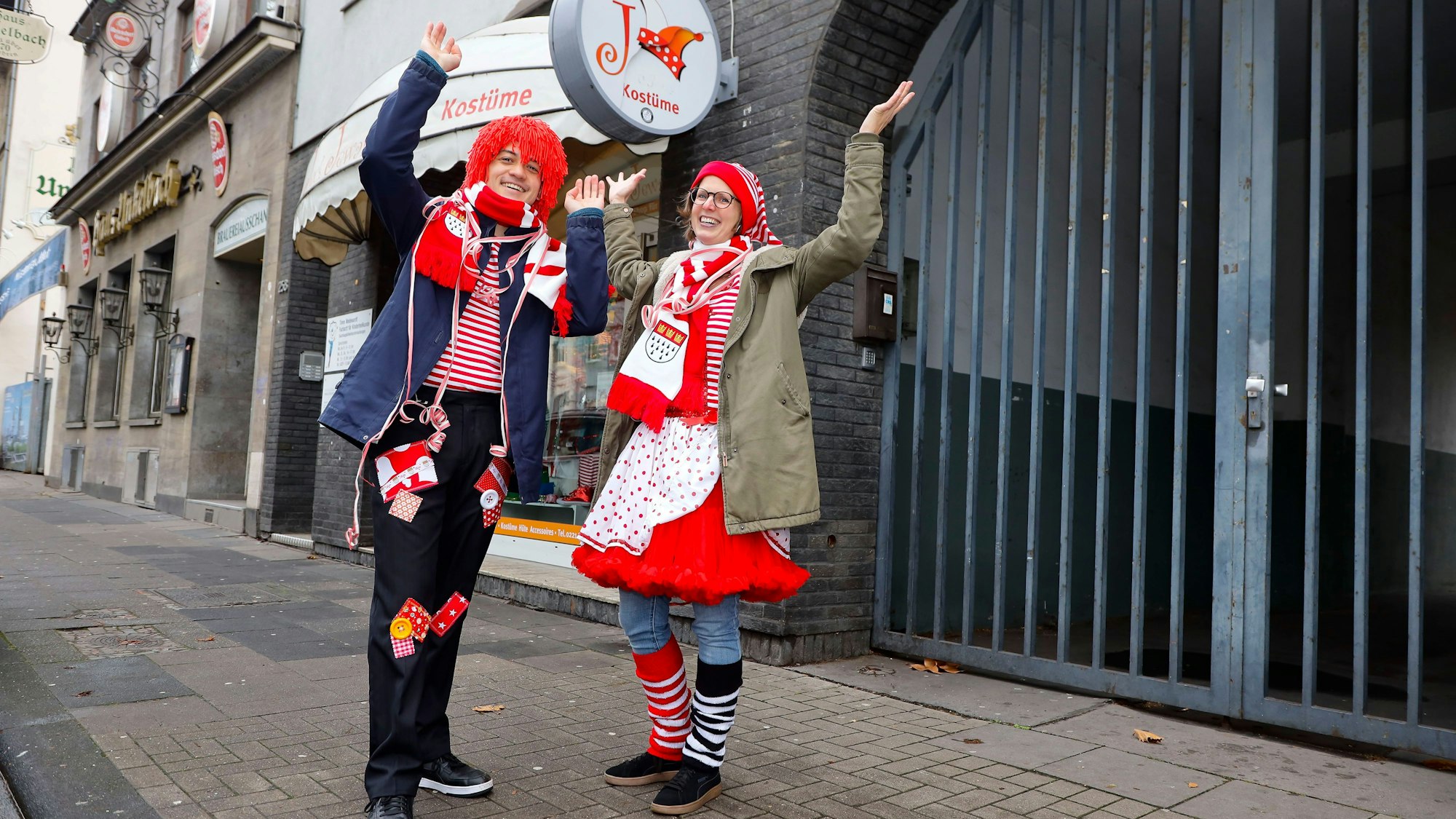 Köln-Kostüm für draußen mit Winterjacke, Zipfelmütze und Schal