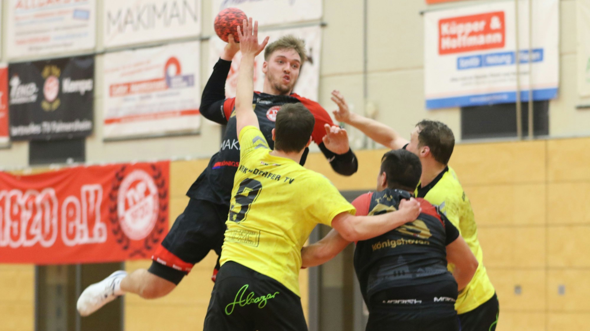 Das Bild zeigt Robin Voiß beim Sprungwurf.