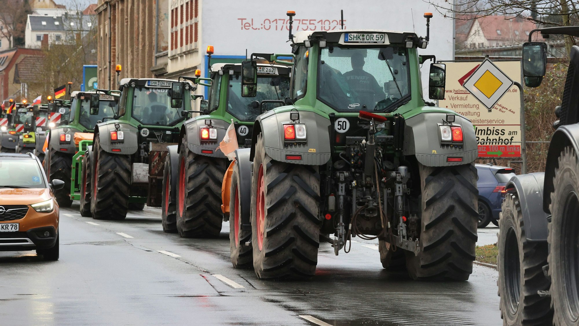 Landwirte fahren mit ihren Traktoren durch die Stadt.