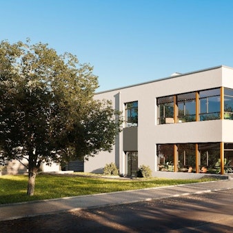 Zu sehen ist ein zweistöckiges Gebäude mit weiß/grauem Anstrich.