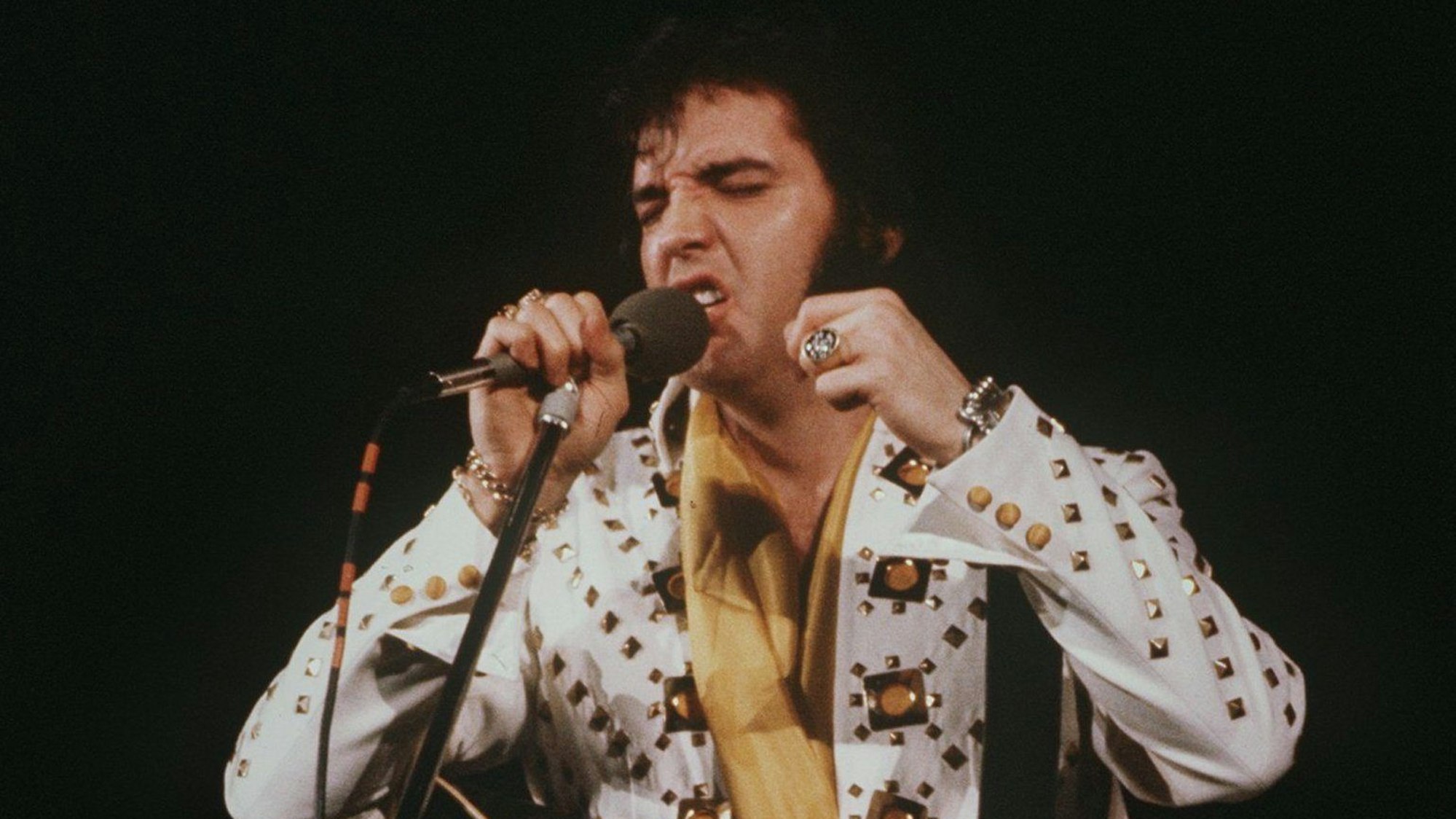 Elvis Presley, amerikanische Rock'n'Roll-Legende, während eines Auftritts (undatierte Aufnahme).