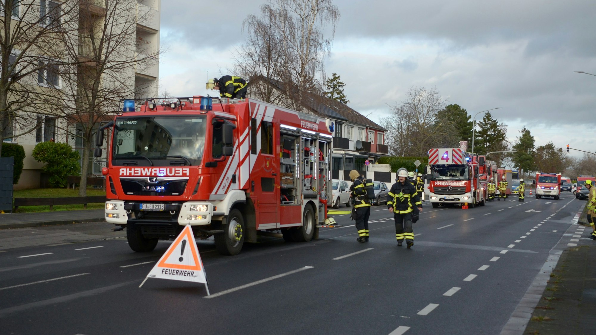 Einsatzkräfte und Fahrzeuge der Feuerwehr Euskirchen stehen auf dem Rüdesheimer Ring.