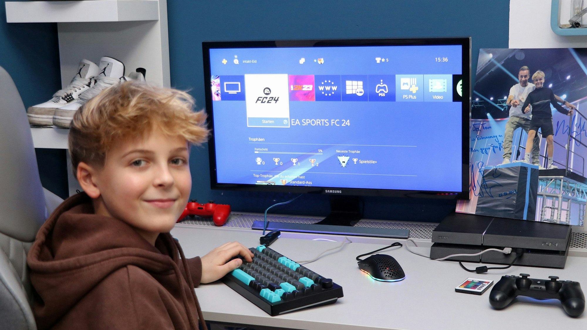 Auf dem Bild ist ein Junge vor einem Monitor zu sehen.