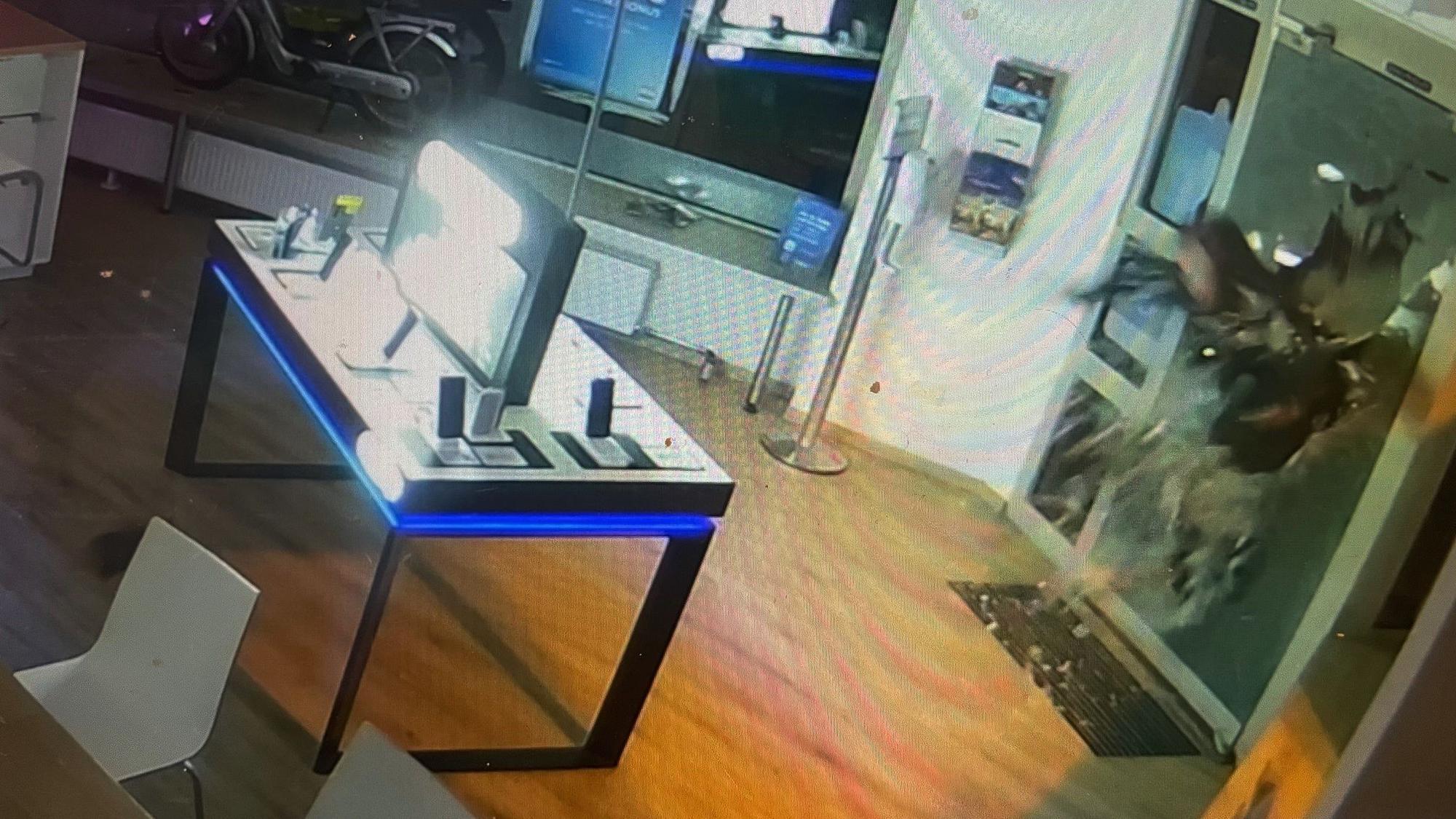 Das Bild zeigt, wie das Glas der Eingangstür splittert. Es ist die erste Sekunde des Einbruchs, der nur 14 Sekunden dauert.