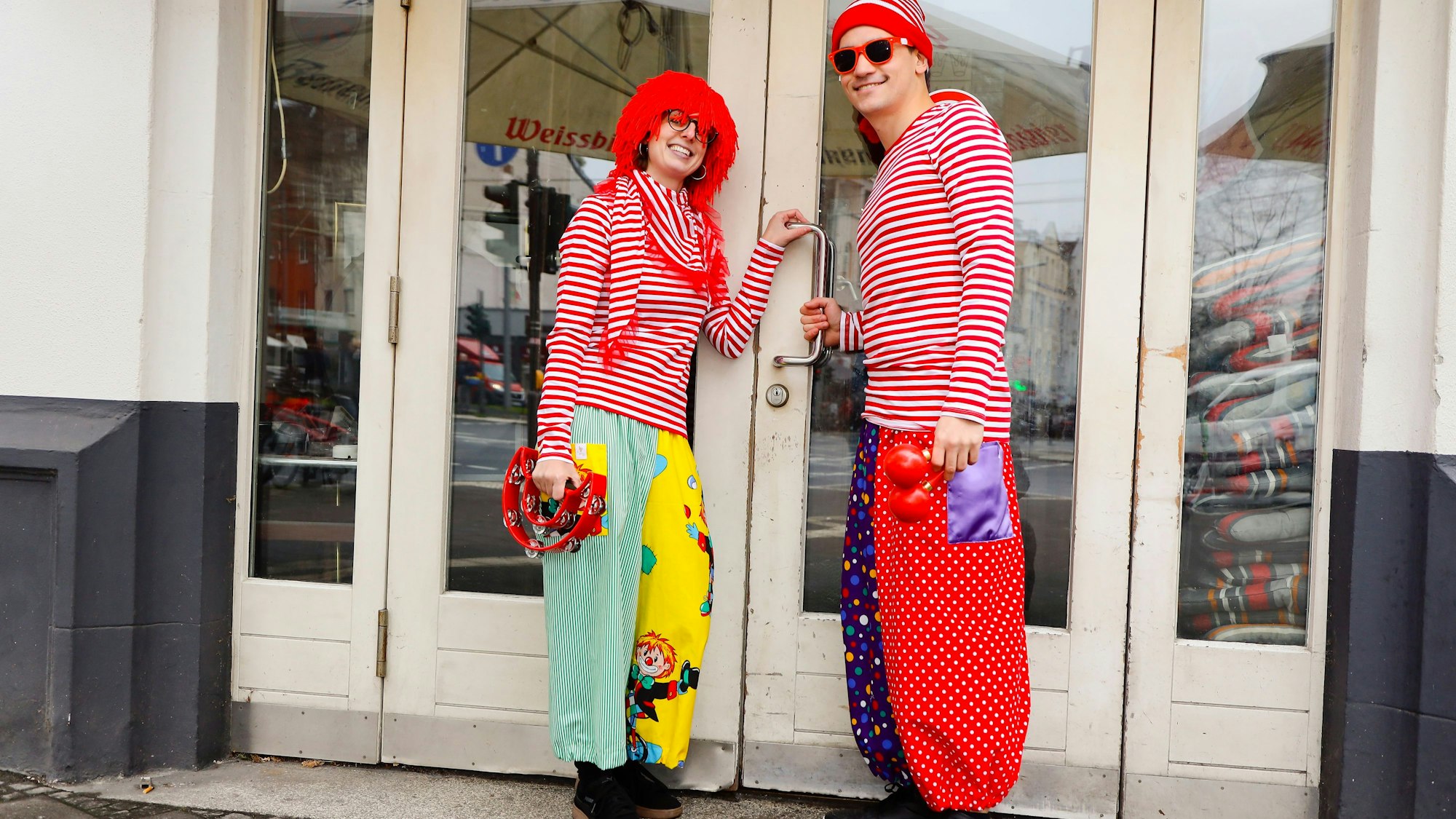 Clownskostüm mit weiter Hose und Ringelshirt