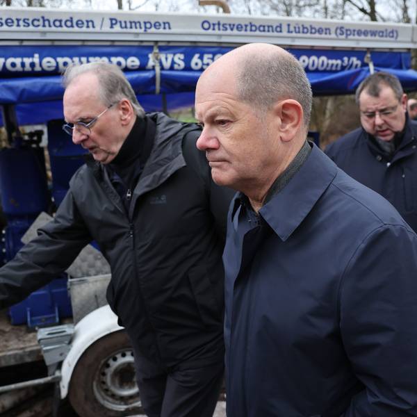 Bundeskanzler Olaf Scholz (M, SPD) und Reiner Haseloff (l, CDU), Ministerpräsident von Sachsen-Anhalt, auf dem Weg zu vom Hochwasser betroffene Stellen in Sangerhausen.