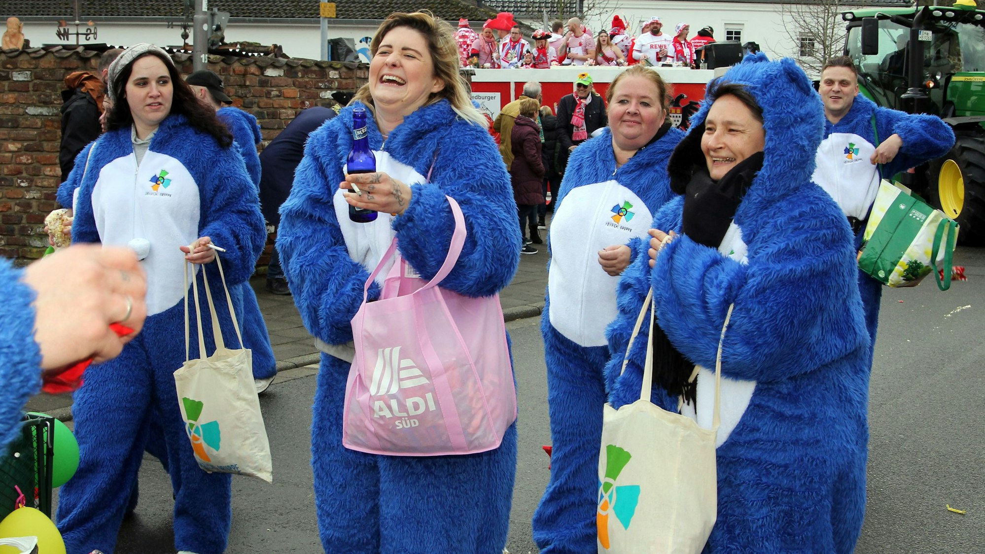 Klein war der Kirdorfer Sonntagszug noch im vergangenen Jahr - aber bunt, ausgelassen und fröhlich. Dieses Jahr fällt er aus.