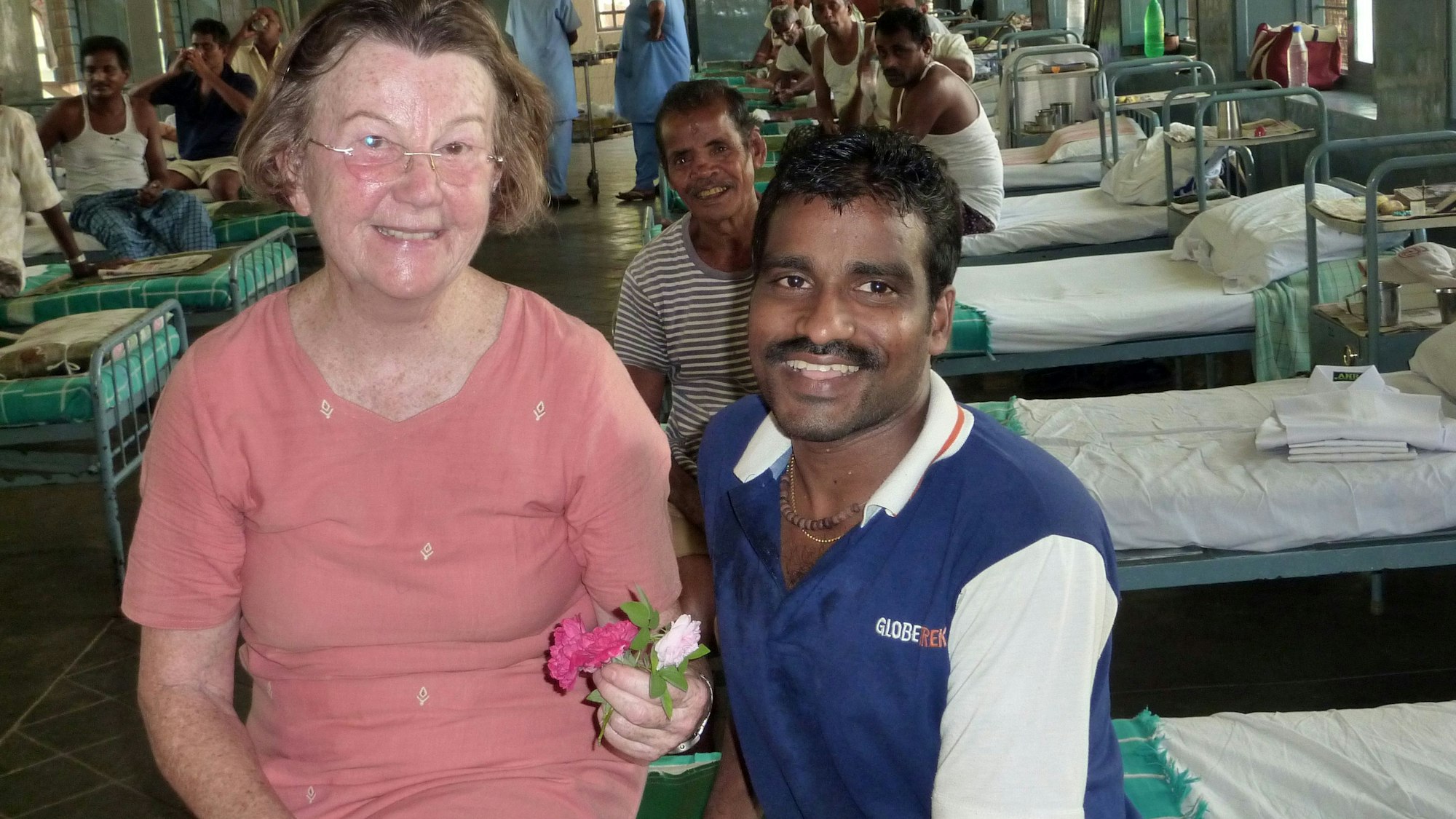 Die 2023 verstorbene Niederkasselerin Roswitha Diederichs ist zu Besuch im indischen Lepra-Krankenhaus, das die Aktion für Eluru 45 Jahre lang unterstützt hat.
