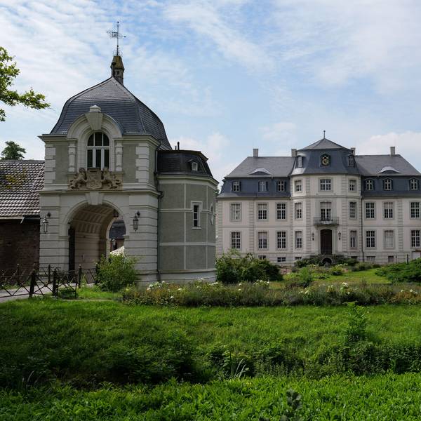 Das Bild zeigt den Blick auf das Schloss.