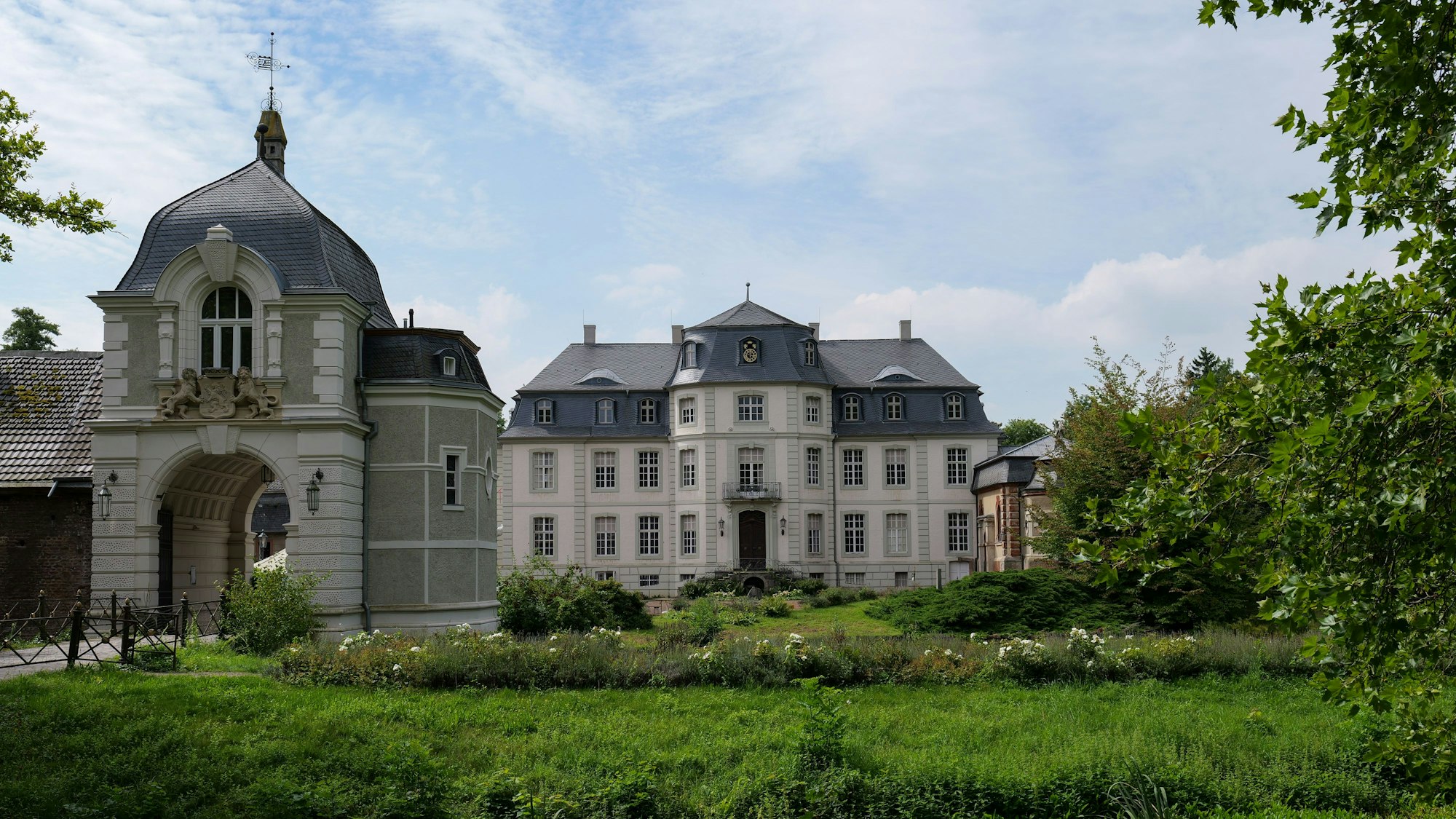 Das Bild zeigt den Blick auf das Schloss.