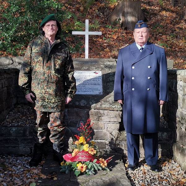 Dr. Ralf Heming und Karl-Heinz Cuber stehen am belgischen Denkmal am Mühlenparkkreisel