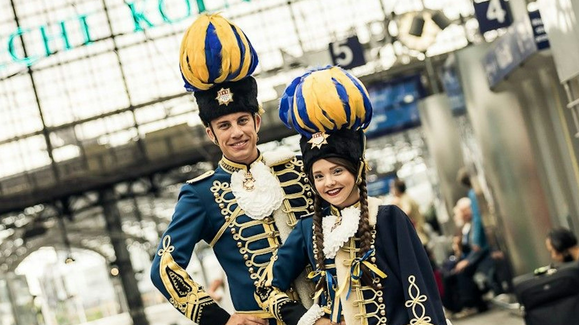 Marie Lüttgen und Julian Stockhausen von der KG Treuer Husar Blau Gelb.