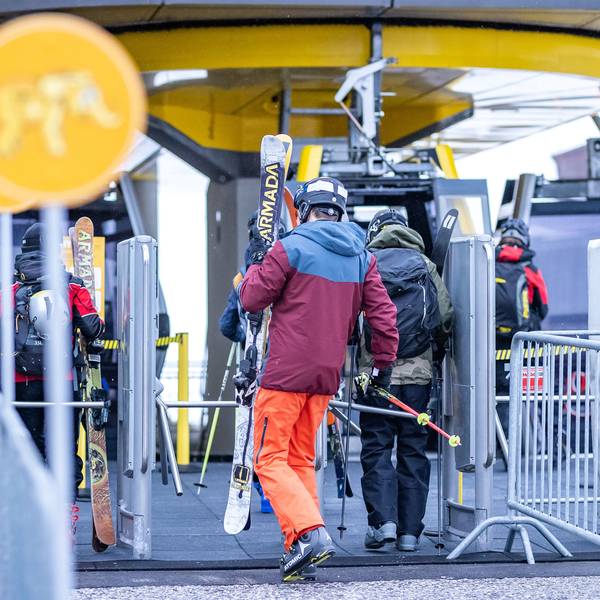 Skifahrer besteigen einen Skilift im Skigebiet Zillertal Arena in Österreich. Die Orte Mayrhofen und Zell am Ziller sind beliebte Skiorte für Touristen. (Symbolbild)