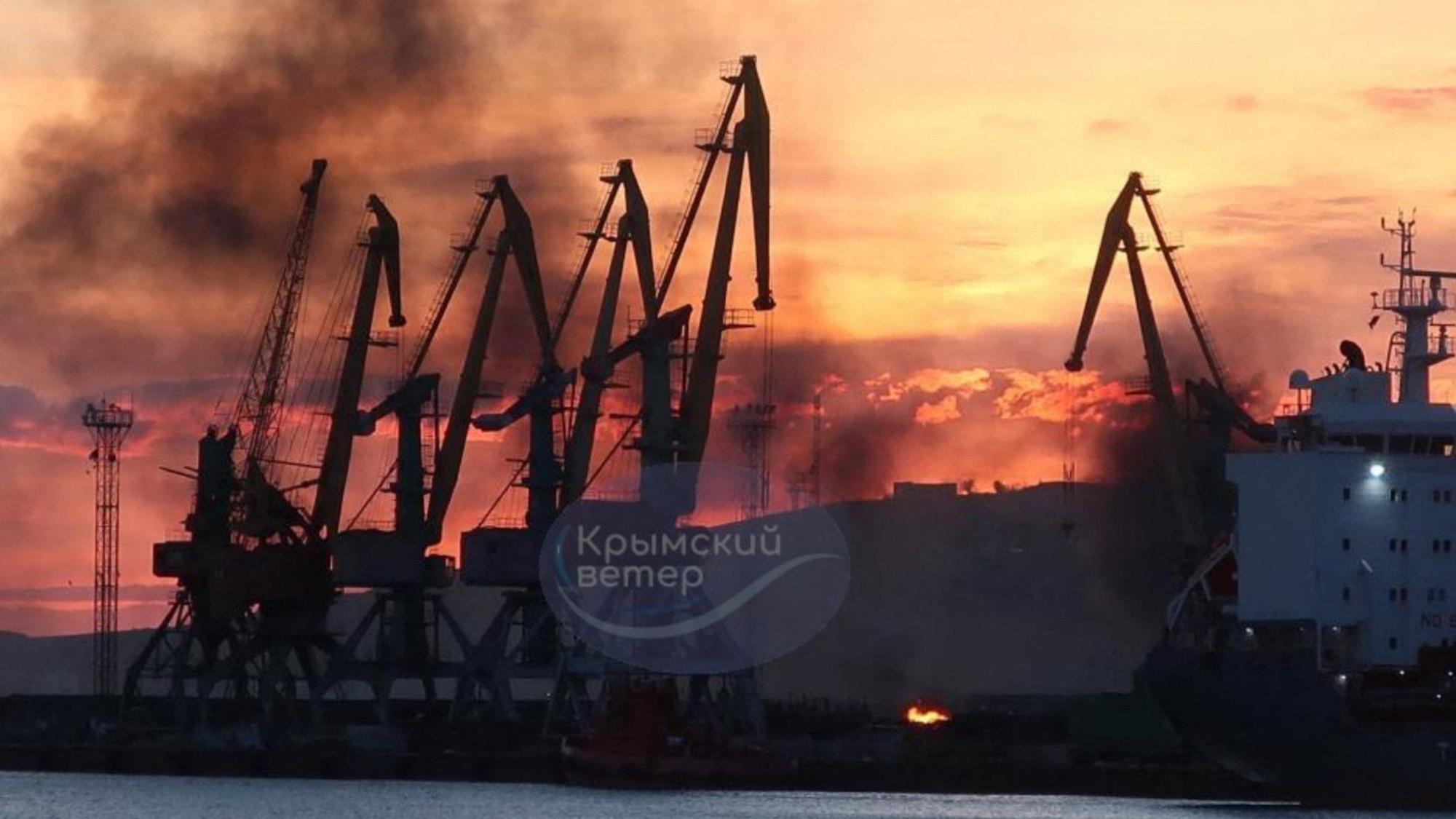Nach der Explosion des Landungsschiffs „Nowotscherkassk“ Ende Dezember steigt Rauch auf.