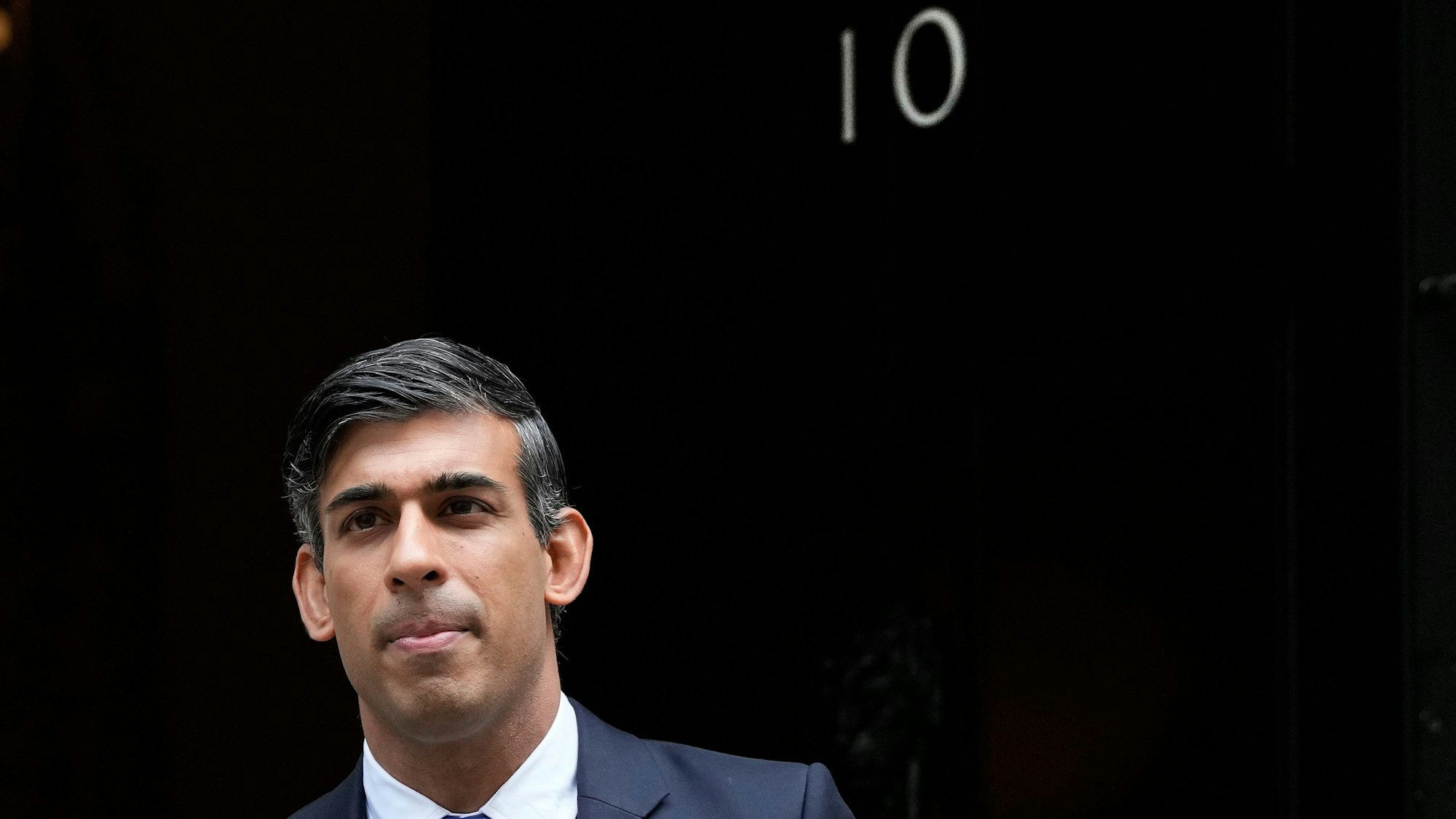 Rishi Sunak, Premierminister von Großbritannien, verlässt 10 Downing Street, um an der wöchentlichen Fragestunde des Premierministers (Prime Minister's Questions) im Parlament teilzunehmen.