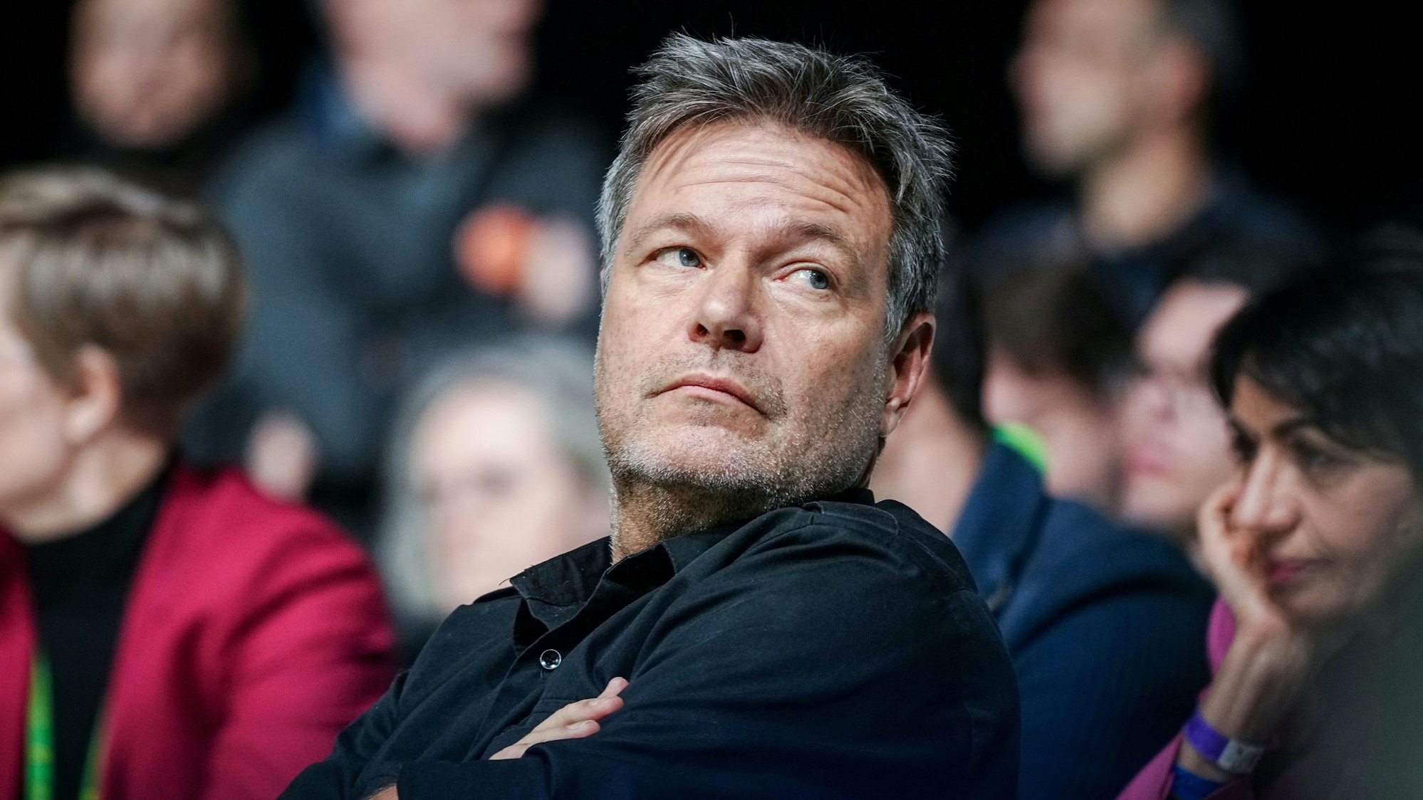 Vizekanzler und Bundeswirtschaftsminister Robert Habeck beim Parteitag der Grünen. Habeck schaut skeptisch neben die Kamera.