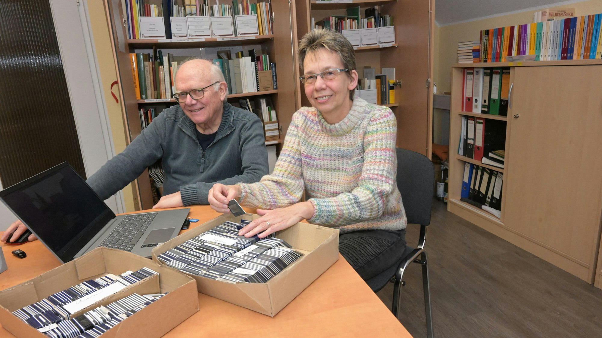 Das Foto zeigt Elisabeth Coester und Karl Heinz Berster im Archiv des Geschichtsvereins Kürten