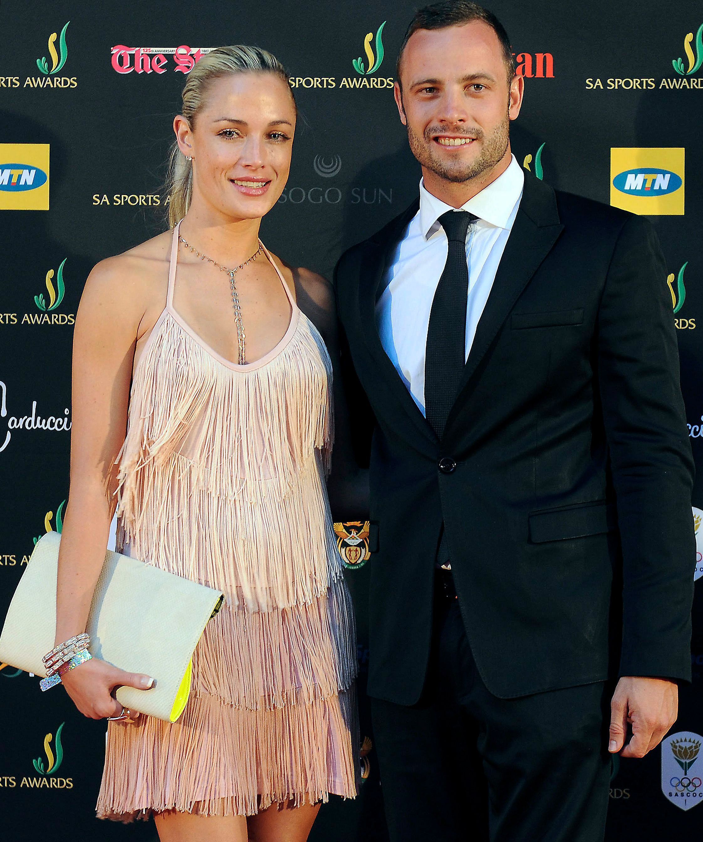 Der damalige südafrikanische Olympia- und Paralympics-Sportler Oscar Pistorius und seine Freundin, Model Reeva Steenkamp, kommen 2012 zu einer Sportpreisverleihung. (Archivbild)