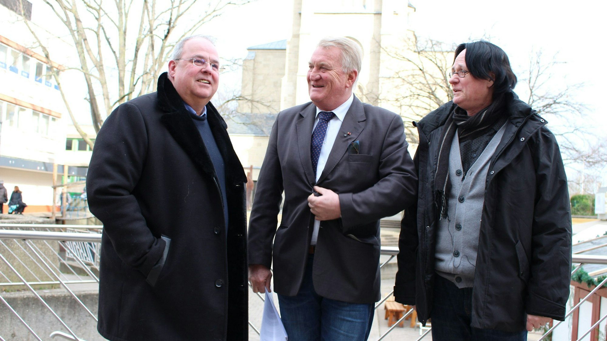 Albert Stumm, Reinhard stehen in der Euskirchener Fußgängerzone und unterhalten sich.