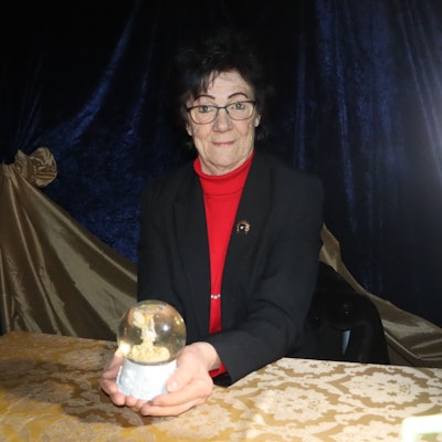 Das Bild zeigt die Wahrsagerin Marla Stein mit ihrer Glaskugel.