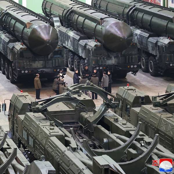 Kim Jong Un, Machthaber in Nordkorea, mit seiner Tochter beim Besuch einer Fabrik für mobile Abschussvorrichtungen für Interkontinentalraketen (ICBMs). Der Inhalt der Aufnahme kann nicht unabhängig verifiziert werden.