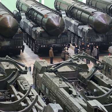 Kim Jong Un, Machthaber in Nordkorea, mit seiner Tochter beim Besuch einer Fabrik für mobile Abschussvorrichtungen für Interkontinentalraketen (ICBMs). Der Inhalt der Aufnahme kann nicht unabhängig verifiziert werden.