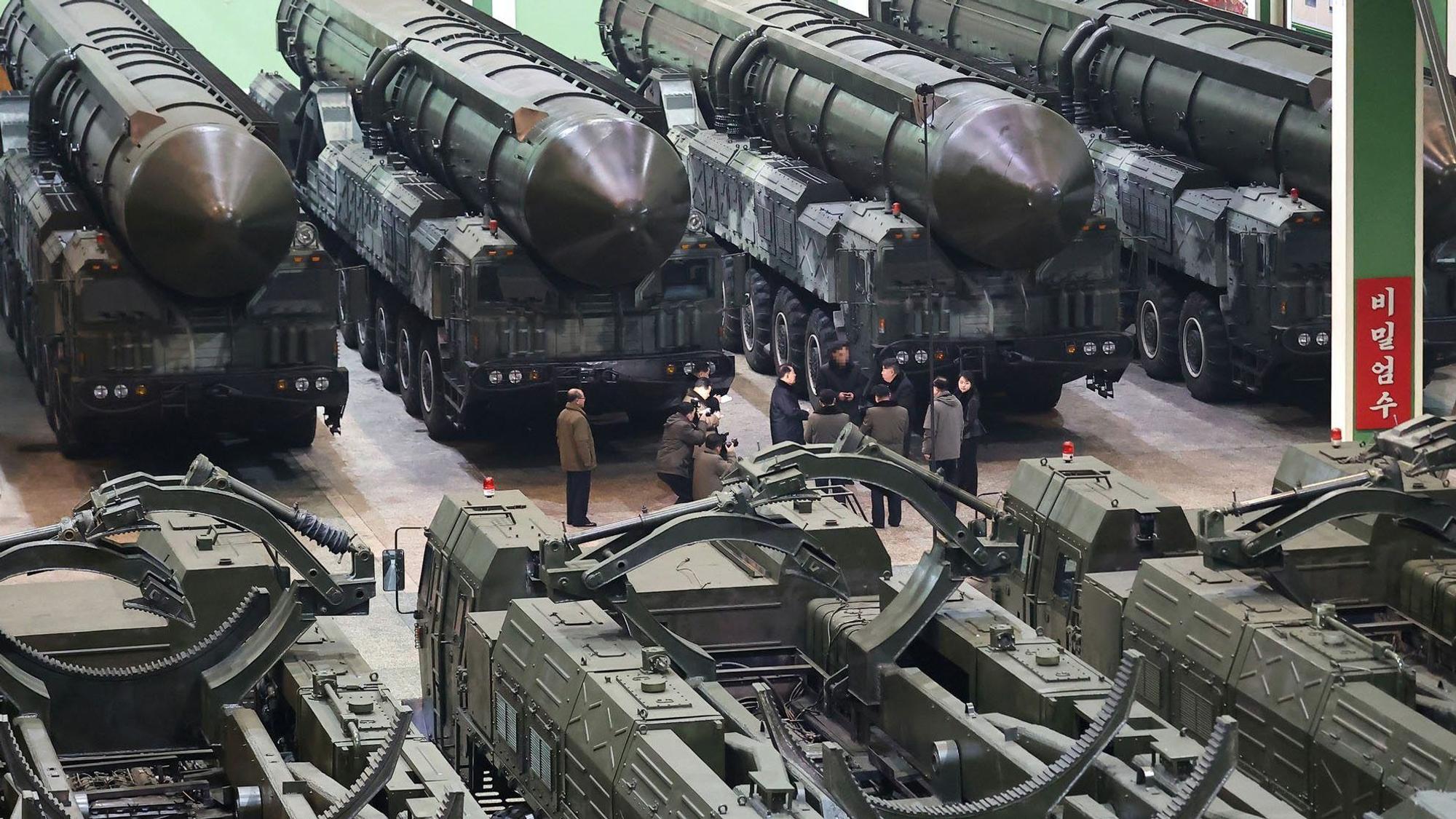Kim Jong Un, Machthaber in Nordkorea, mit seiner Tochter beim Besuch einer Fabrik für mobile Abschussvorrichtungen für Interkontinentalraketen (ICBMs). Der Inhalt der Aufnahme kann nicht unabhängig verifiziert werden.