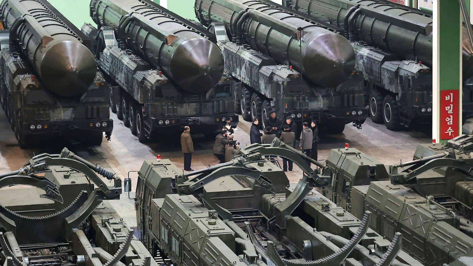 Kim Jong Un, Machthaber in Nordkorea, mit seiner Tochter beim Besuch einer Fabrik für mobile Abschussvorrichtungen für Interkontinentalraketen (ICBMs). Der Inhalt der Aufnahme kann nicht unabhängig verifiziert werden.