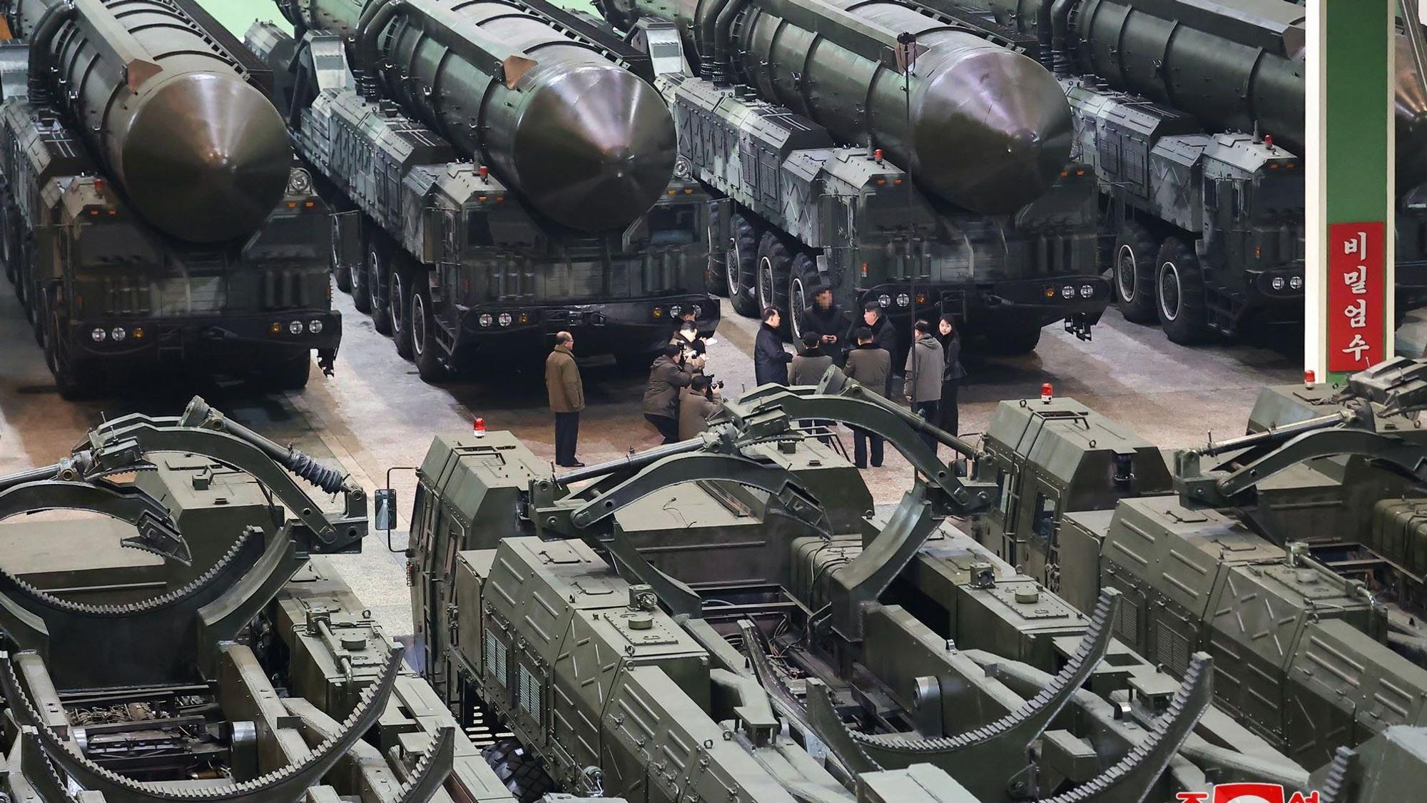 Nordkorea hat im Grenzgebiet zu Südkorea mehrere Hundert Granaten abgefeuert. Südkorea hat auf der Insel Yeonpyeong Evakuierungsmaßnahmen eingeleitet. Zuvor hatte Nordkoreas Machthaber Kim Jong Un den Ton verschärft.