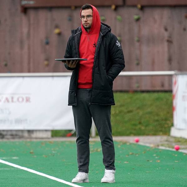 Yannick Dehoff Co-Trainer, TSVMH, Freisteller, Ganzkörper, Einzelbild, Aktion, Action, am Spielfeldrand, an der Seitenauslinie, 26.09.2020, Mannheim Deutschland, Hockey, 2. Bundesliga Gruppe Süd, Damen, TSV Mannheim - HG Nürnberg *** Yannick Dehoff Co-Trainer, TSVMH, full body, single frame, action, action, on the sidelines, 26 09 2020, Mannheim Germany, Hockey, 2 Bundesliga Group South, Women, TSV Mannheim HG Nürnberg xozx