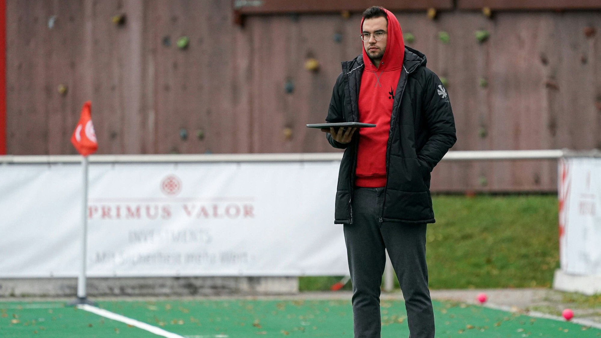 Yannick Dehoff Co-Trainer, TSVMH, Freisteller, Ganzkörper, Einzelbild, Aktion, Action, am Spielfeldrand, an der Seitenauslinie, 26.09.2020, Mannheim Deutschland, Hockey, 2. Bundesliga Gruppe Süd, Damen, TSV Mannheim - HG Nürnberg *** Yannick Dehoff Co-Trainer, TSVMH, full body, single frame, action, action, on the sidelines, 26 09 2020, Mannheim Germany, Hockey, 2 Bundesliga Group South, Women, TSV Mannheim HG Nürnberg xozx