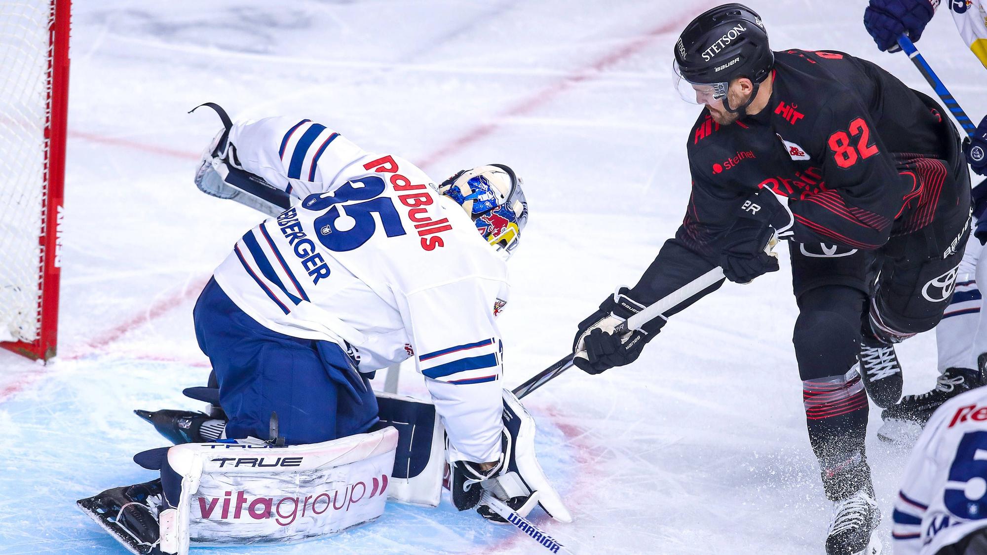 Immer wieder Mathias Niederberger: Hier verteidigt der Münchner Goalie gegen Haie-Stürmer Alexandre Grenier.
