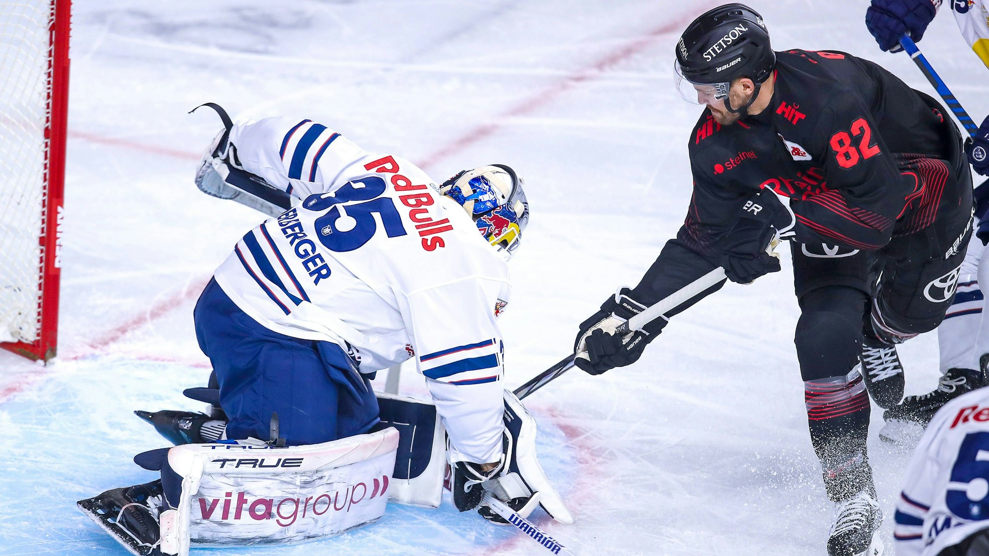 Immer wieder Mathias Niederberger: Hier verteidigt der Münchner Goalie gegen Haie-Stürmer Alexandre Grenier.
