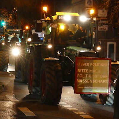 Traktoren blockieren die Straßen als Konvoi.