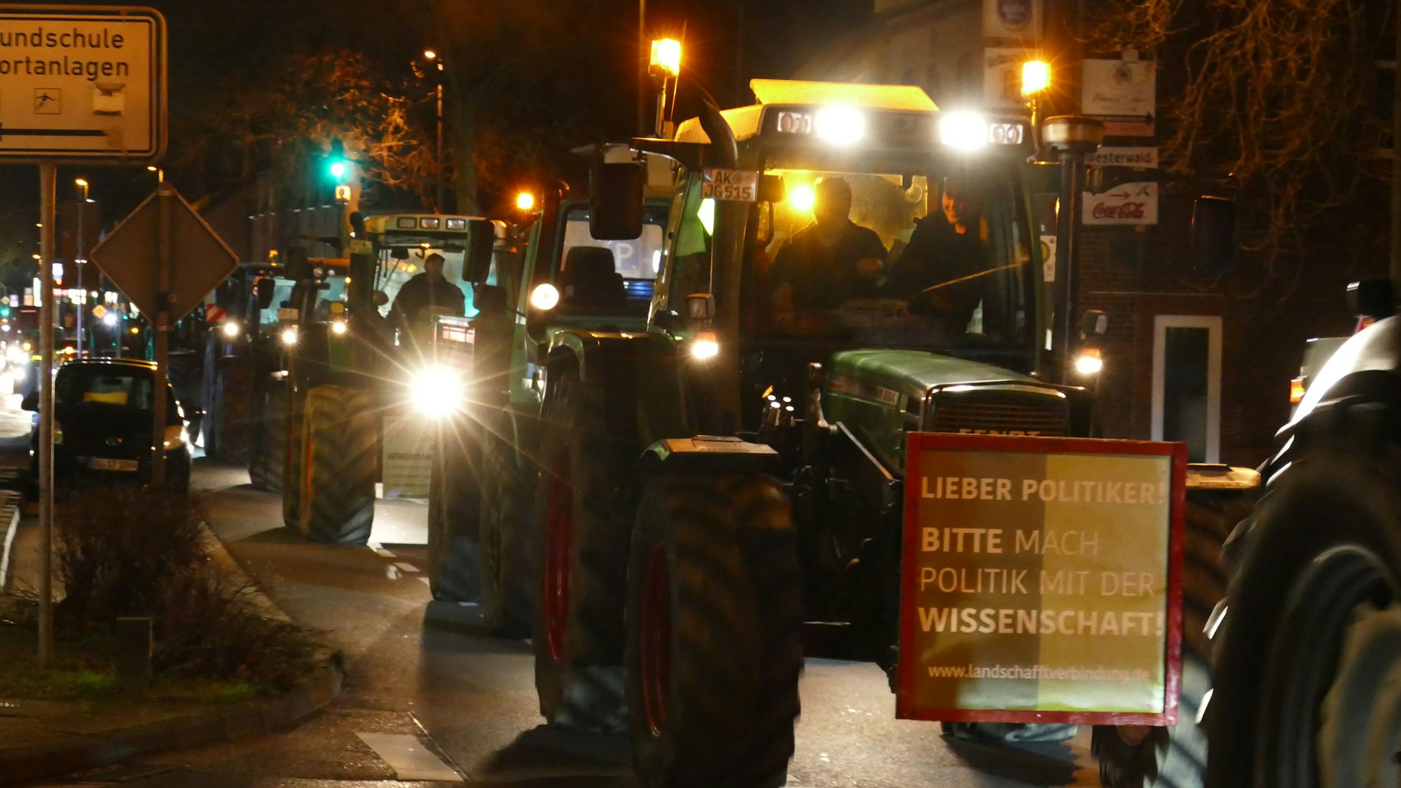 Traktoren blockieren die Straßen als Konvoi.