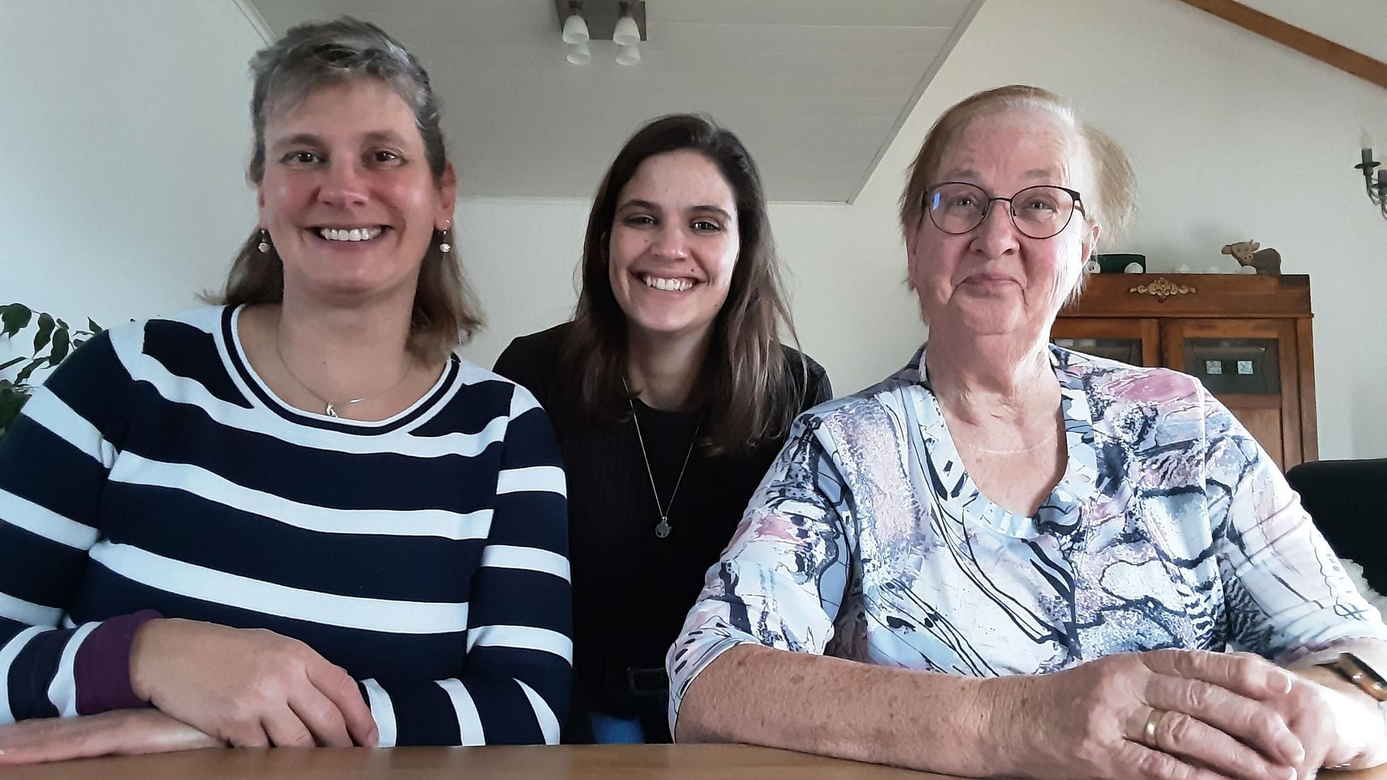 Das Bild zeigt Landfrau Kathrin, ihre Mutter und ihre Großmutter.