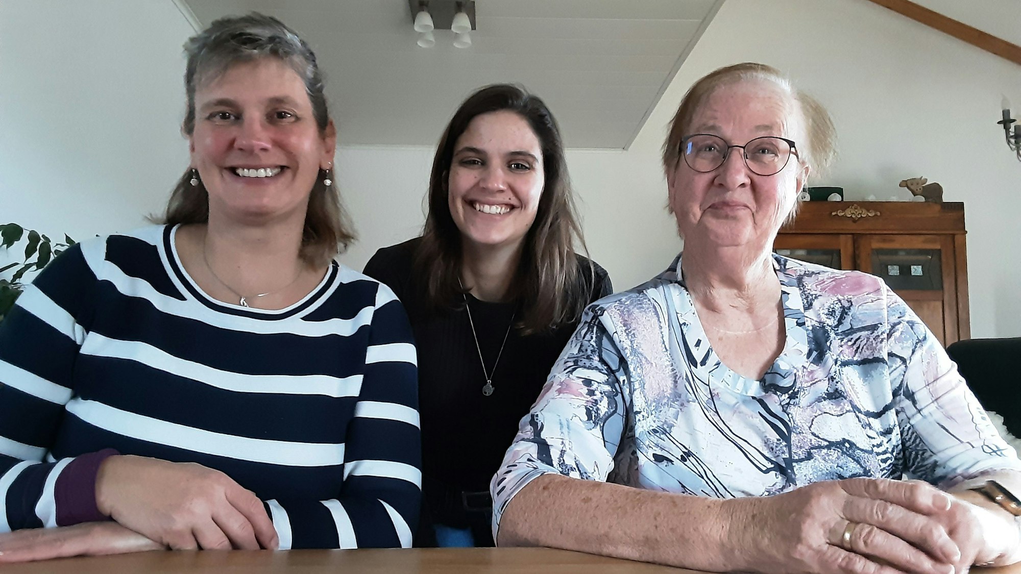 Das Bild zeigt Landfrau Kathrin, ihre Mutter und ihre Großmutter.