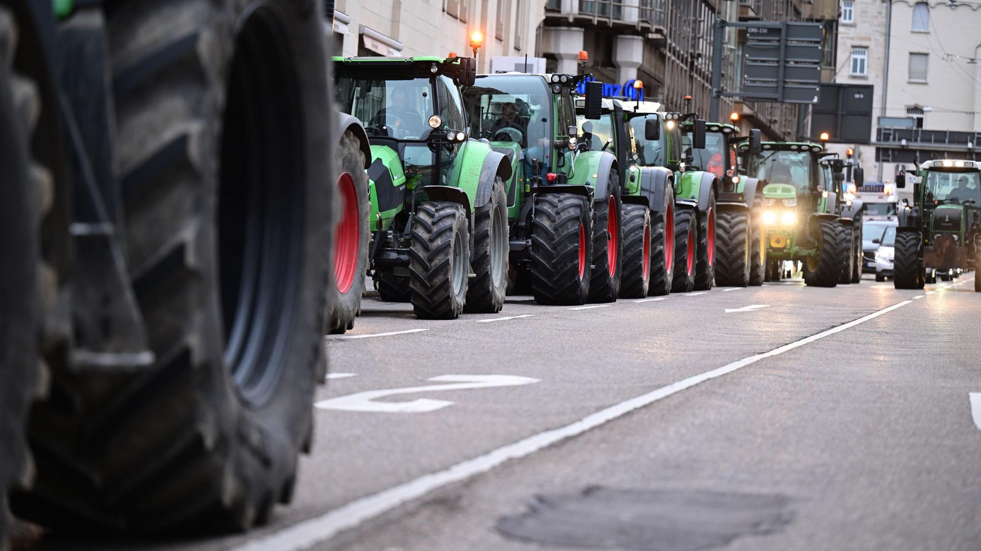 Ein Demonstrationszug von Bauern.