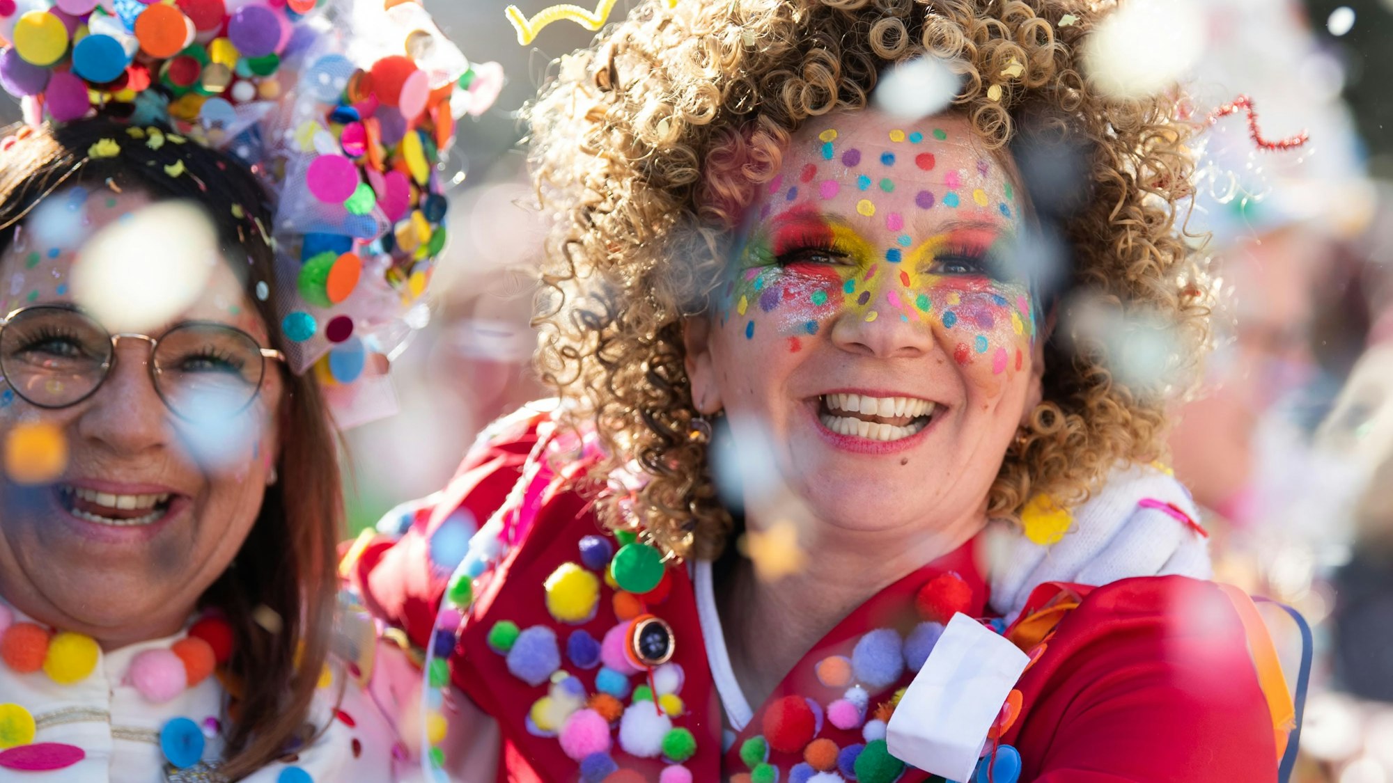 Das Bild zeigt weibliche Jecke während des Euskirchener Rosenmontagszugs.