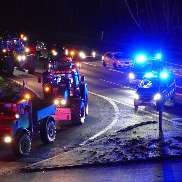 Beleuchtete Traktoren sind auf den Straßen im Rhein-Sieg-Kreis unterwegs. Das führt zu Staus im Straßenverkehr.