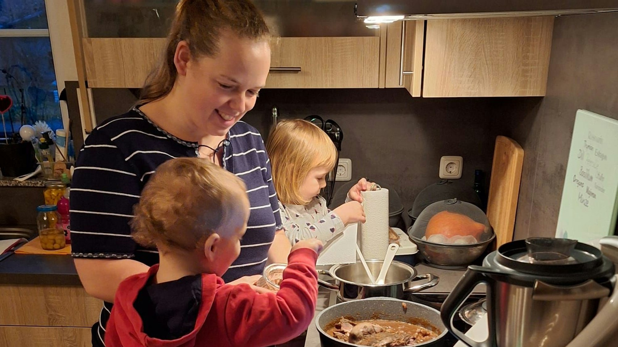Claudia Meyer-Kesternich bereitet mit ihren zwei Kindern ein Gericht in der heimischen Küche zu.