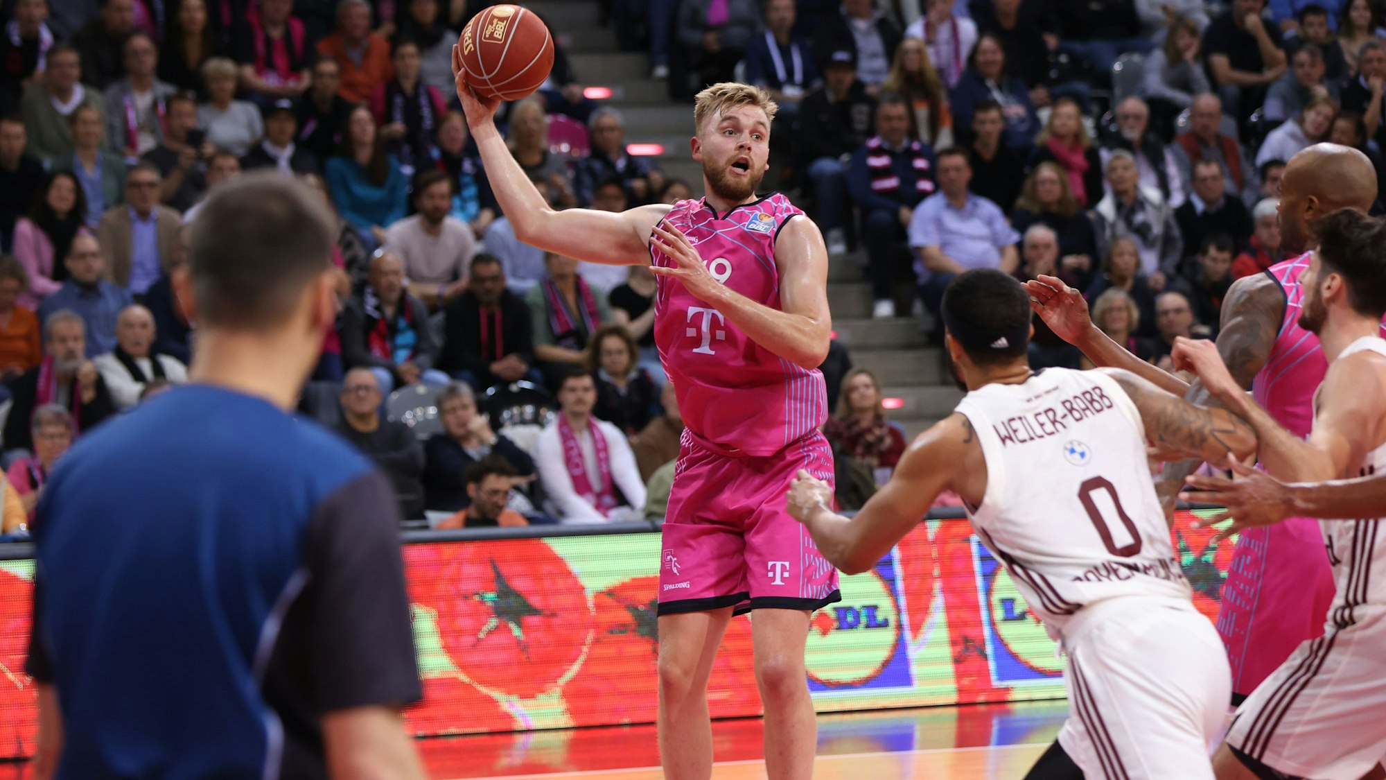 Bonns Till Pape (M.) bekommt es im Duell zweier junger deutscher Center mit dem 2,17-Meter-Mann Norris Agbakoko zu tun.